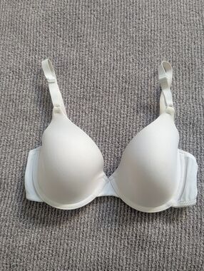 Maidenforn underwire T-Shirt Bra in white.